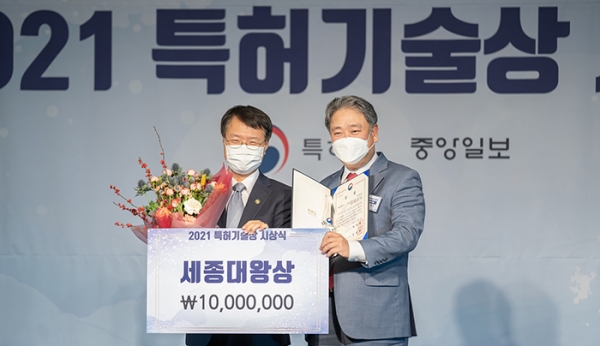 지난 12일 ‘2021 특허기술상 시상식’에서 한국콜마 안병준 대표(오른쪽)와 김용래 특허청장(왼쪽)이 기념사진을 찍고 있다. 사진=한국콜마