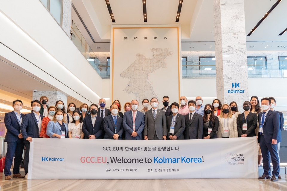 유럽의 GCC.EU(Global Cosmetics Cluster.EU)의 대표단 36명이 지난 23일 한국콜마 종합기술원을 방문했다. 사진=한국콜마