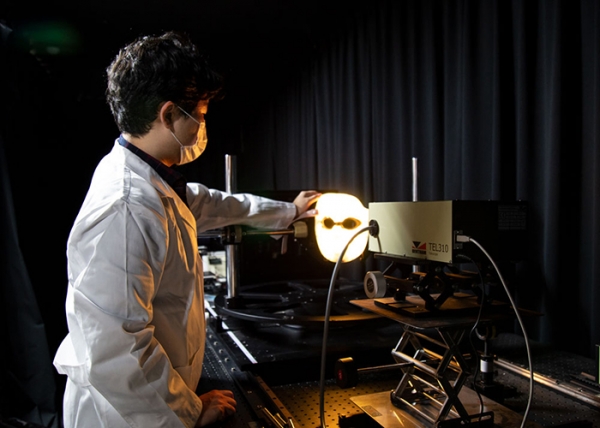 KTR 광융합센터 연구원이 LED 마스크의 빛 안전성 등급 시험을 하는 모습. 사진=KTR
